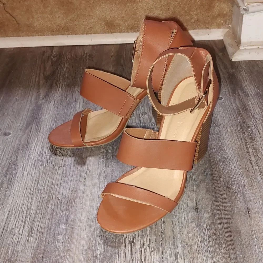 Wild Diva Lounge brown ankle strap 4" heel Sz 9